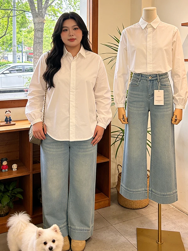 

Комплект из двух предметов: женская рубашка большого размера с флисовой подкладкой, на пуговицах, с длинным рукавом, чисто белая, и джинсовые брюки. Весна 2026. Стиль для поездок на работу.