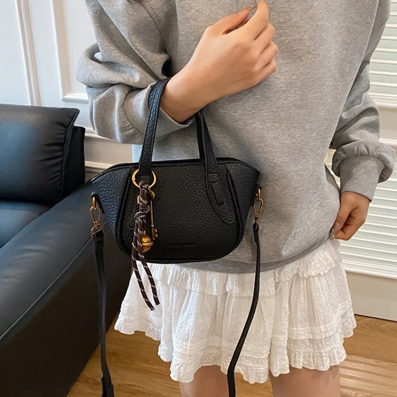 

Simple Yet Luxury Leather Crossbody Handbag For Women Designer Large Capacity Elegant Diaper Bag For Commuter Textured Tote