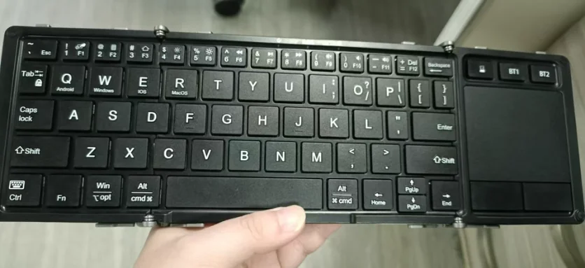 タッチパッド付きポータブル三つ折りBTキーボード