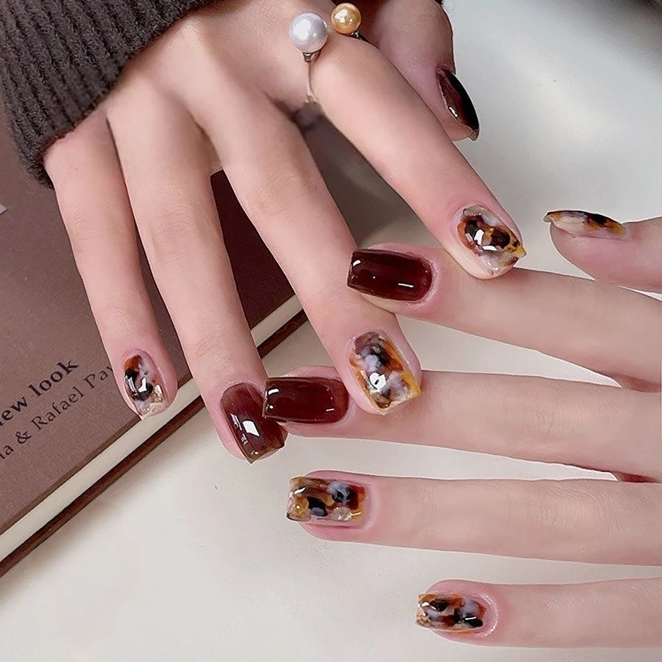 9-Farben-Set mit Gel-Nagellack in den Farben Amber und Jelly, glänzende, transparente und matte Farben, zum Gestalten von Herbst- und Winternägeln, Salonqualität. – Detail 5