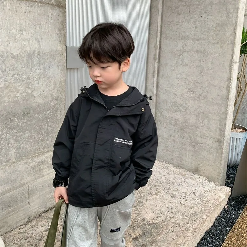 

2025 Новая ветровка в корейском стиле для мальчиков с капюшоном для малышей и детей — сезон весны и осени, модное и легкое пальто