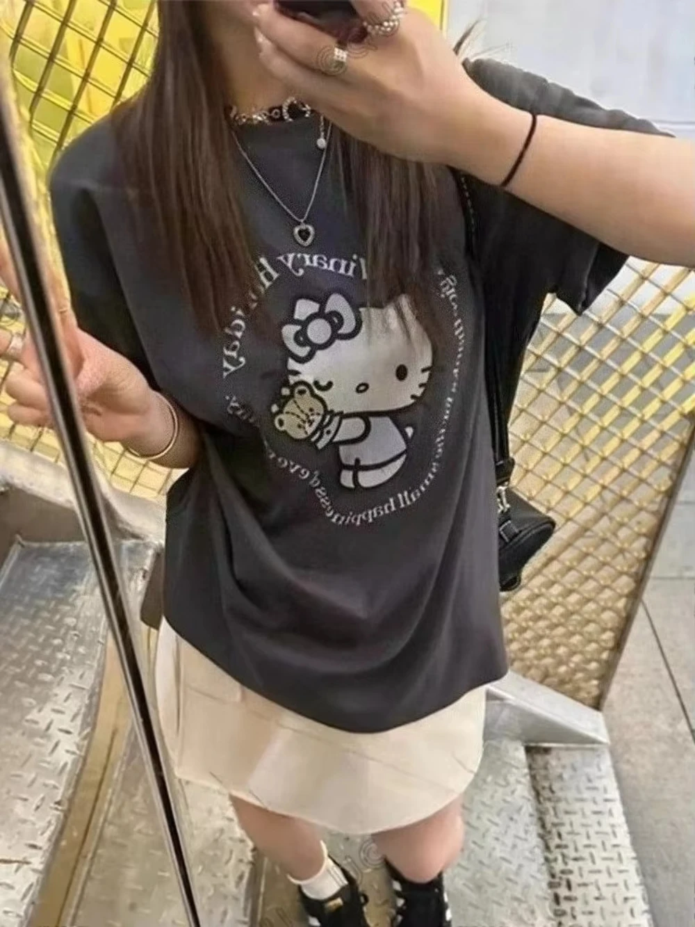 Camiseta de Verano Hello Kitty Unisex de Algodón, Estética Y2K, Linda Caricatura de Oso Abrazando, Gráfico Retro, Gris Oscuro, Ropa Urbana Harajuku para Mujer