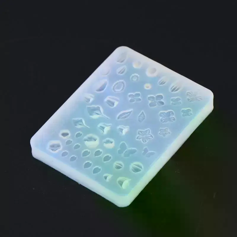 Moule à ongles 3D en silicone avec divers motifs de fleurs, de feuilles et de papillons, antiadhésif, réutilisable pour la décoration des ongles à domicile, en salon de manucure, 1 pièce