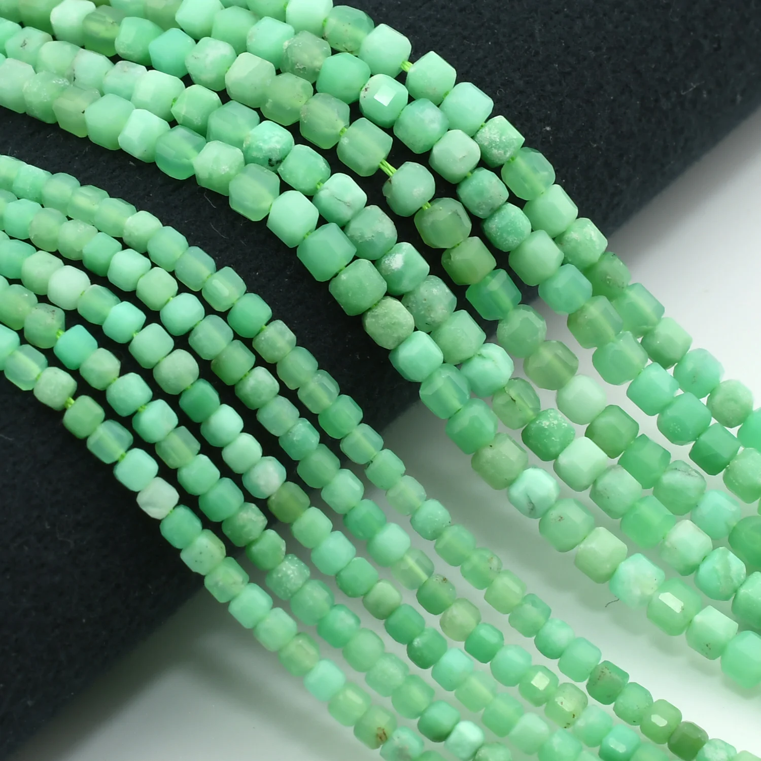 Malacola: Una Evaluación Detallada de los Cubos de Cristal de Chrysoprase