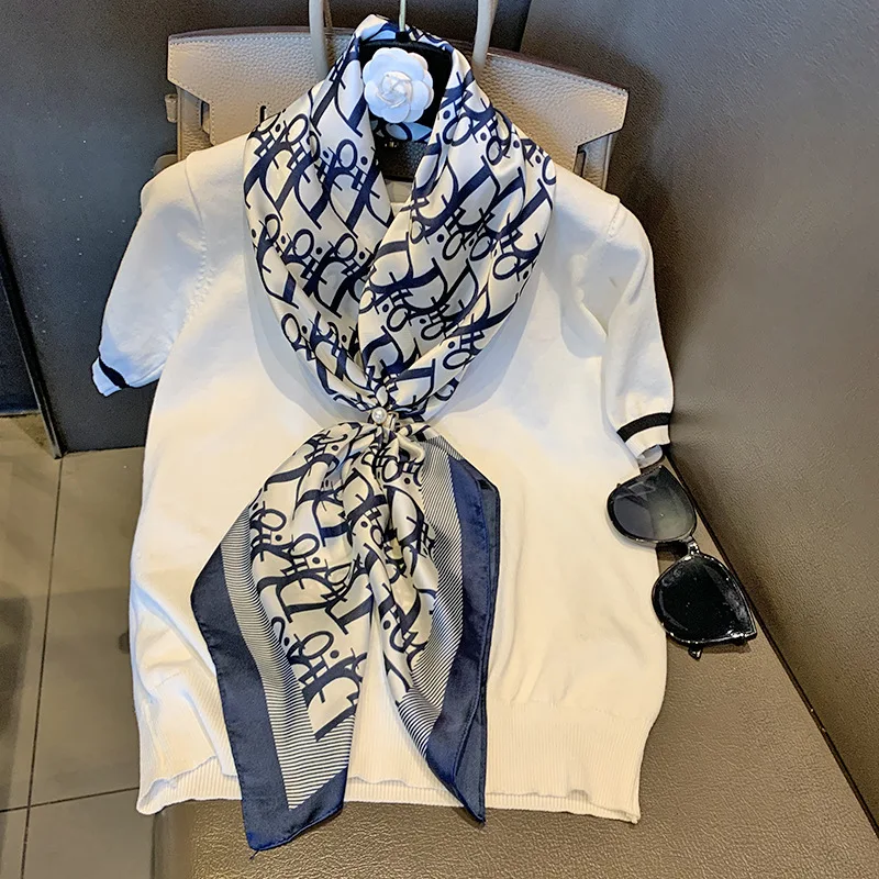 

Искусственный шелк: Новая модель женского квадратного шелкового платка 2025 года. Модный аксессуар для весны и осени: стильная рубашка и элегантный шарф для мам.