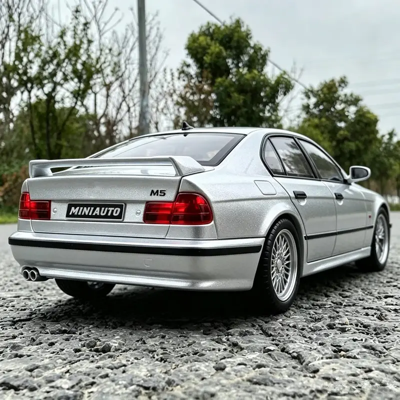 1:24 M5 E34 1989 Alloy Classic Sports Car Model Diecast Metal Old Racing Car Vehicles Model Simulation Sound Light Kids Toy Gift