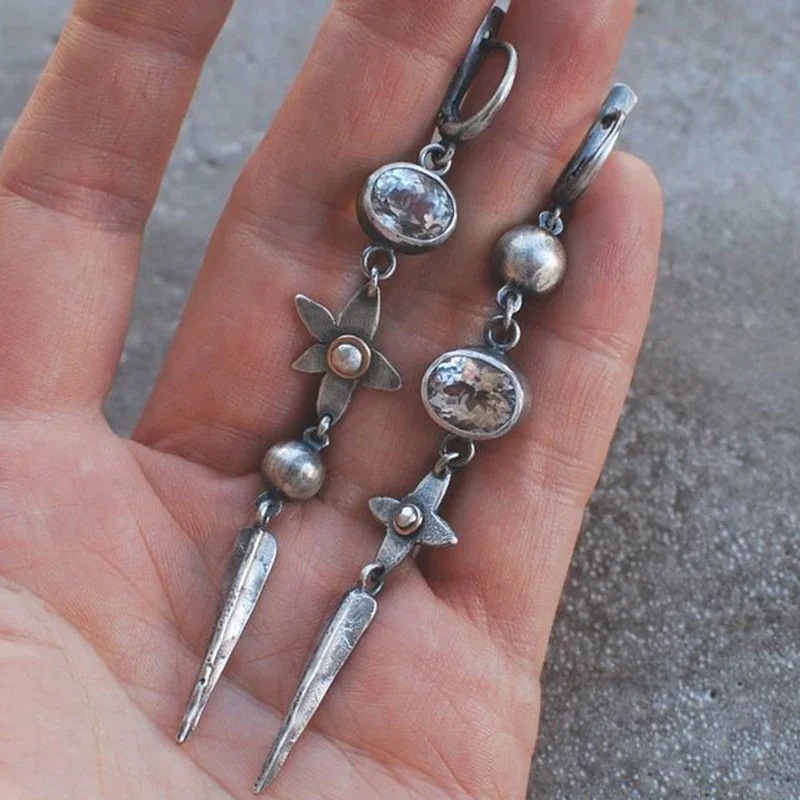 2024 New Vintage Ethnic Metal Originality Long Drop Earrings dla kobiet Geometry Hollow Ręcznie robiona biżuteria Unikalny wiszący kolczyk