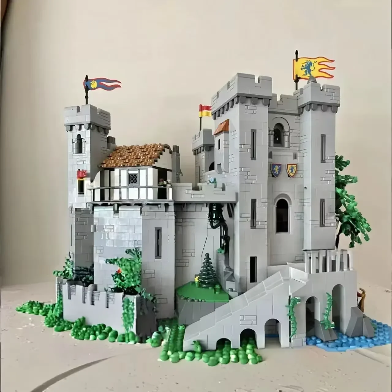 2026 Home Decoration 4514pcs Medieval Lion Knight Castle Model Decoration Desktop Ornament Birthday Christmas Gift