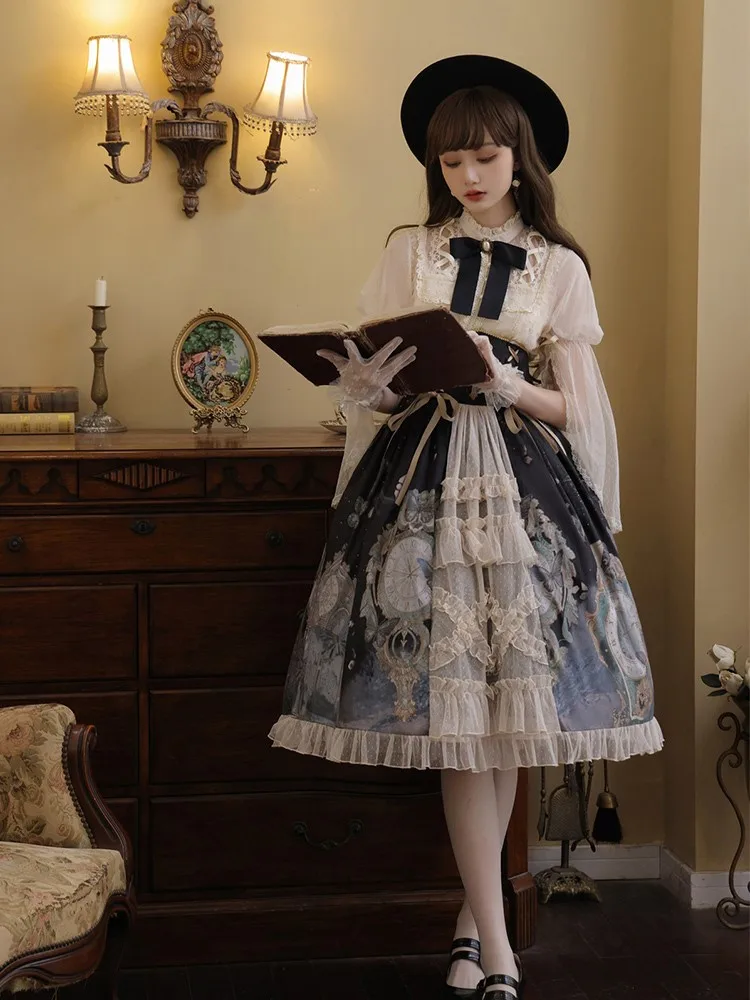 An elegant mid-length half-length shirt dress in a two-piece suit