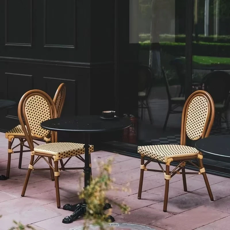 Französisches Outdoor-Restaurant mit hoher Rückenlehne, Kaffeestuhl aus Kunststoff und Rattan