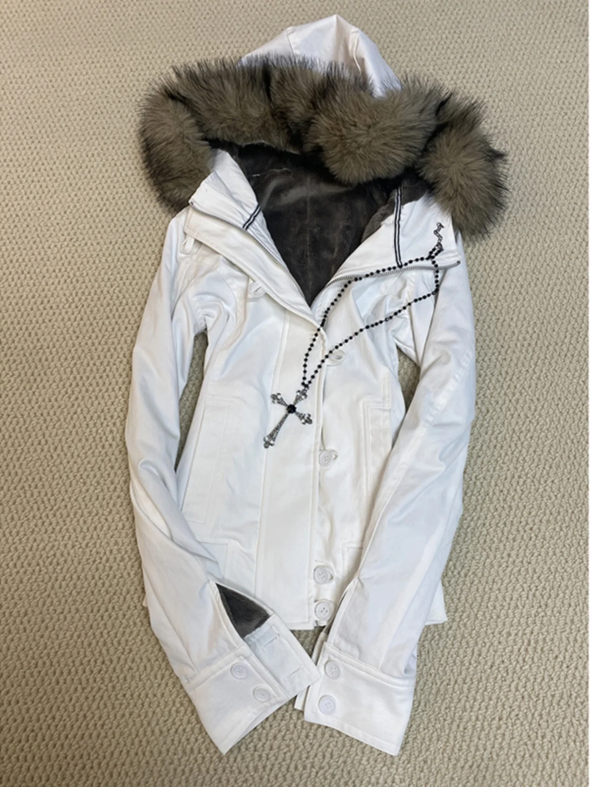 

Оригинальная белая пушистая женская куртка с капюшоном, зима 2024, облегающее новое ветрозащитное цветное пальто на молнии для поездок на работу