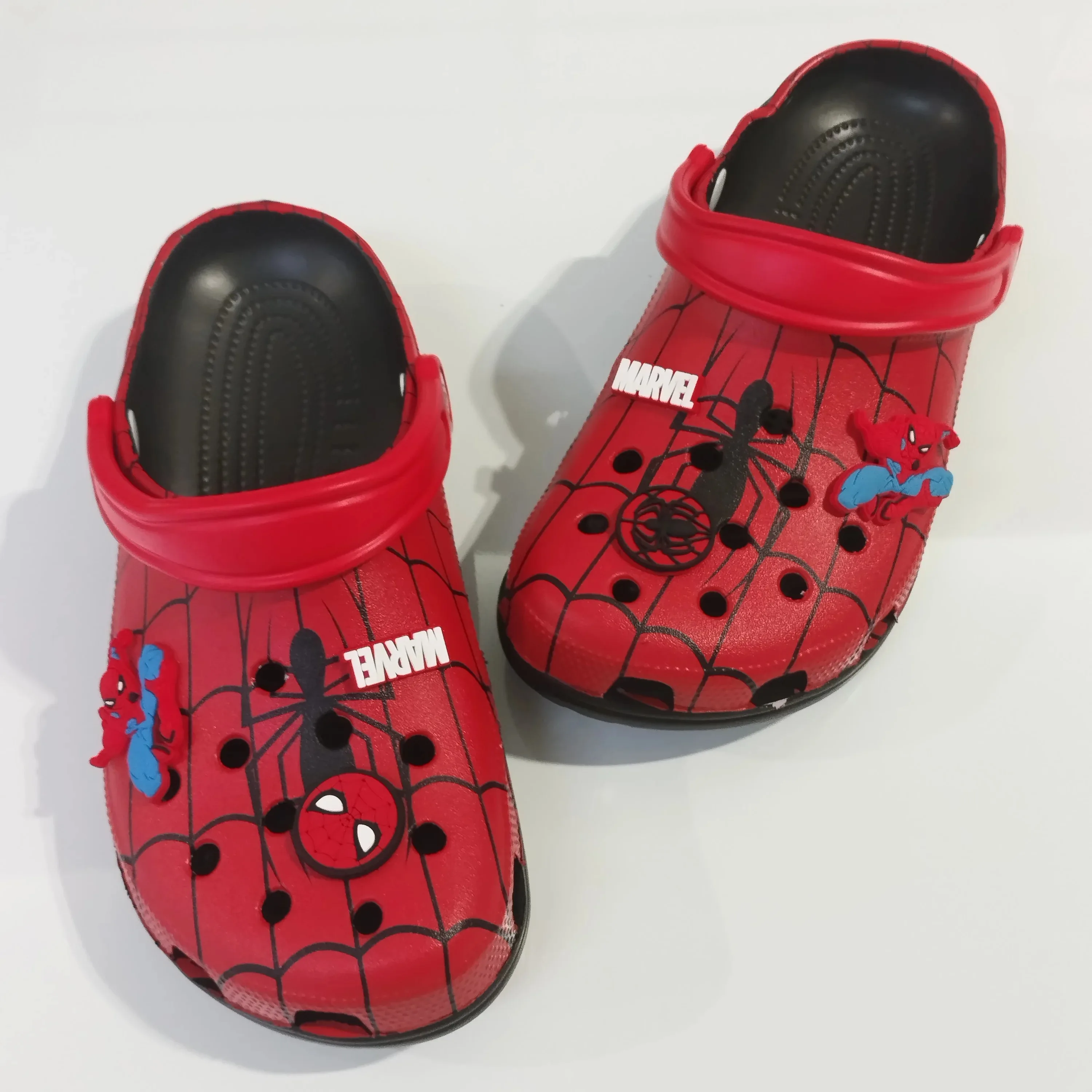 Spider-Man Cartoon-Hausschuhe, rutschfeste Strandsandalen, niedliche Eva-Slipper mit geschlossener Zehenpartie, für Zuhause und Freizeit, Geschenke für Jungen und Mädchen.