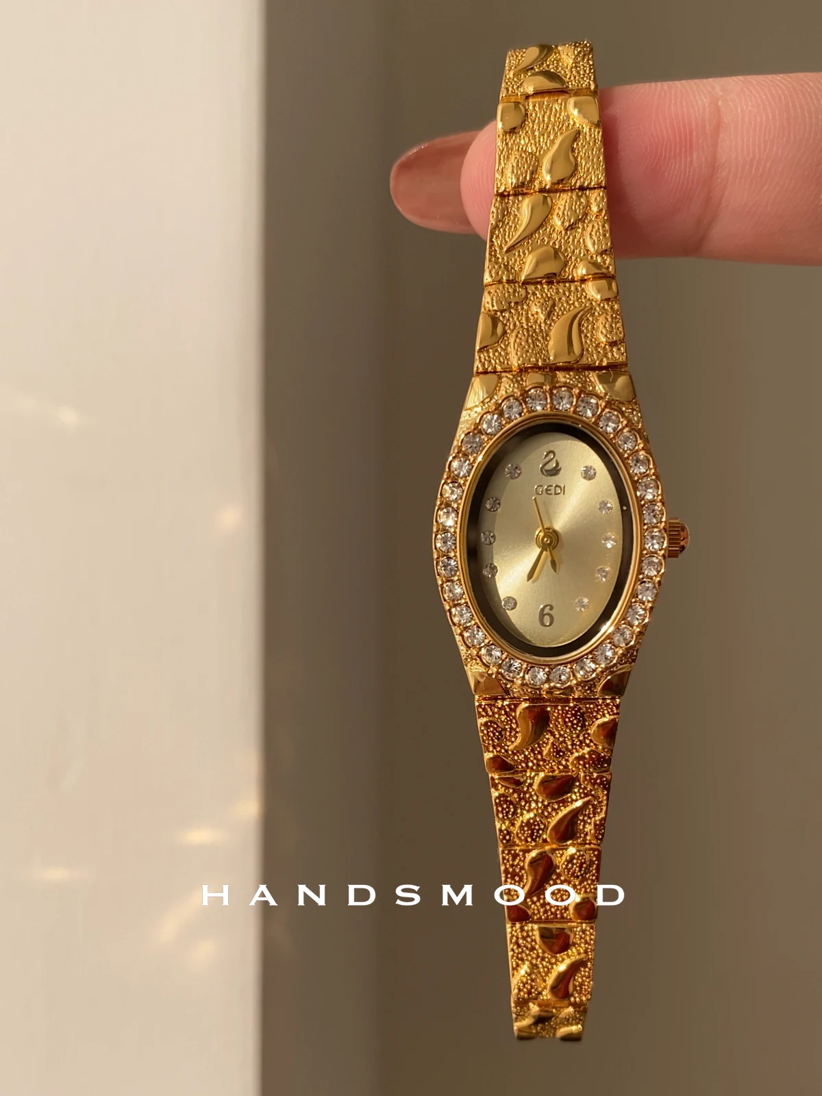 

Light luxury exquisite design gold oval small dial temperament versatile ladies watch fashion quartz watch ladies accessories