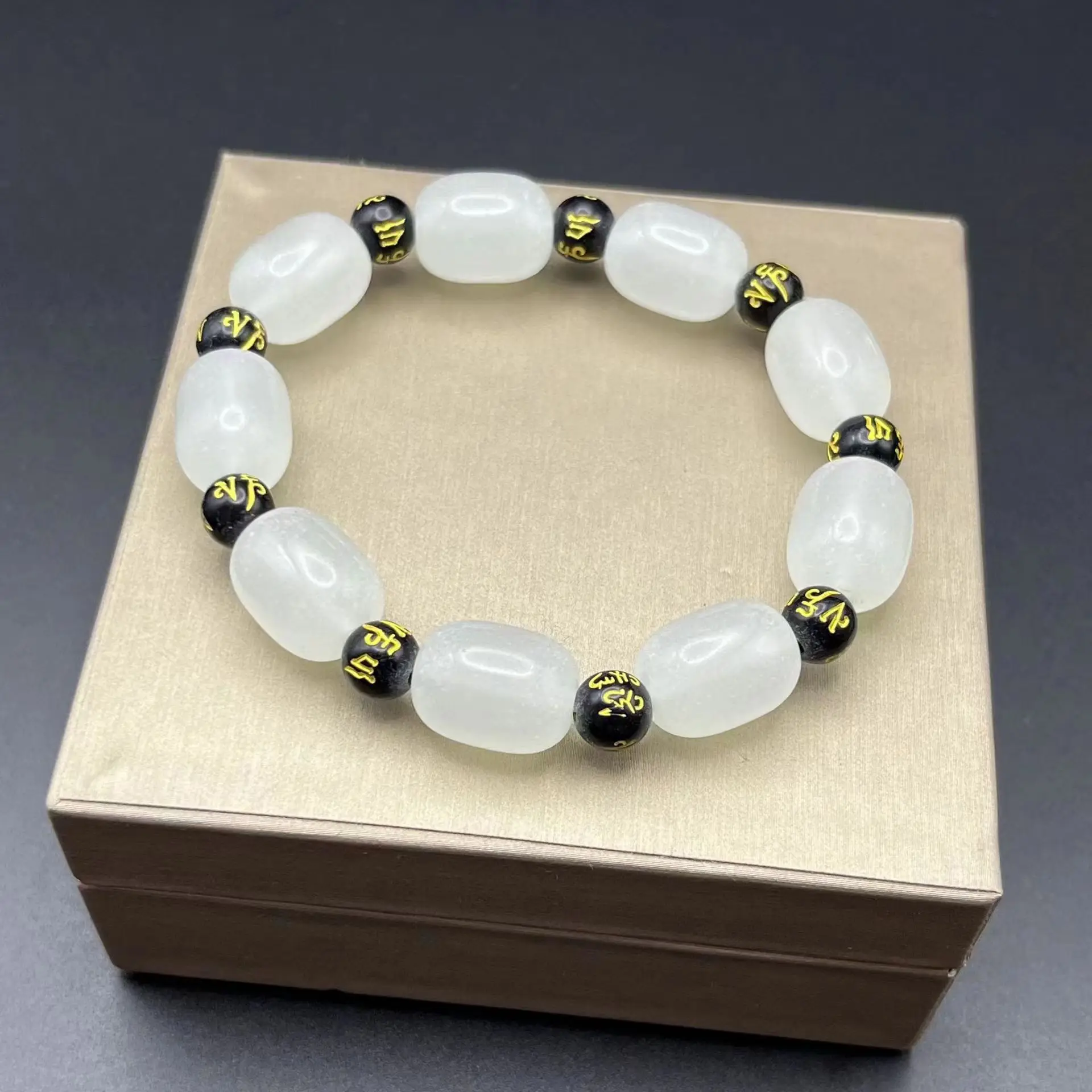 

Браслет с имитацией ювелирных изделий Hetian jade hand string six son Zhenyan