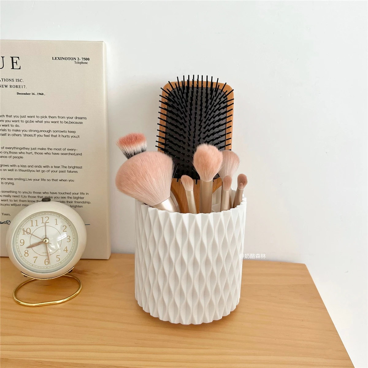 Desktop Makeup Brush Storage Bucket Lipstick Pen Holder White Rotatable Storage Basket Office Minimalist Decoration