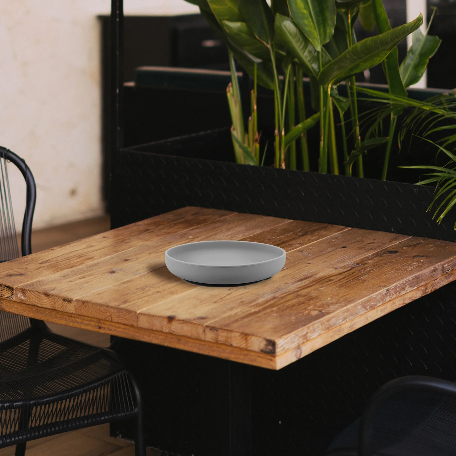 Силиконовая тарелка для еды серого цвета с противоскользящим дизайном