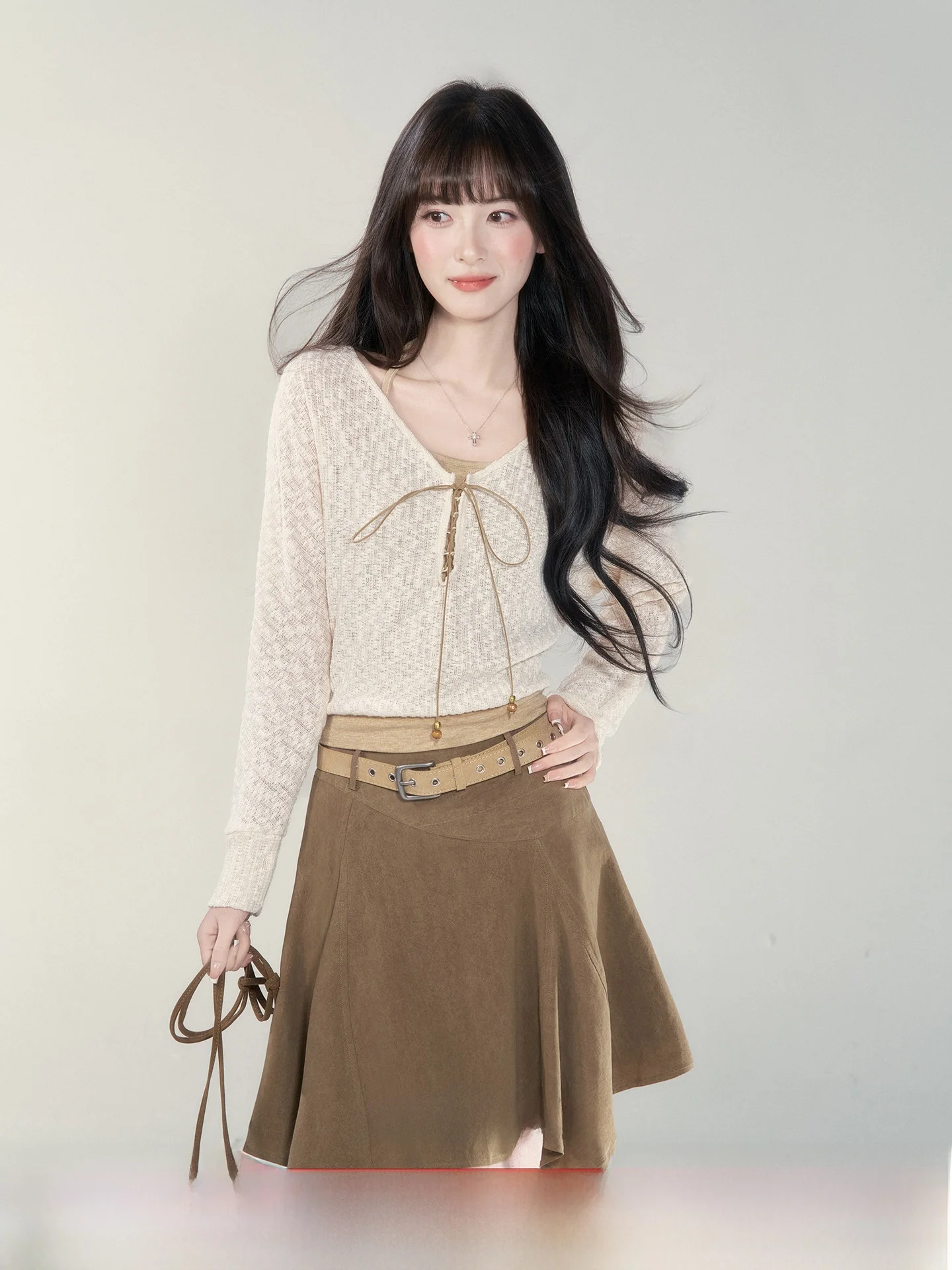 

Женский трикотажный топ с V-образным вырезом, облегающий, из мягкой ткани, с длинными рукавами, стандартный крой, новинка весенней коллекции.