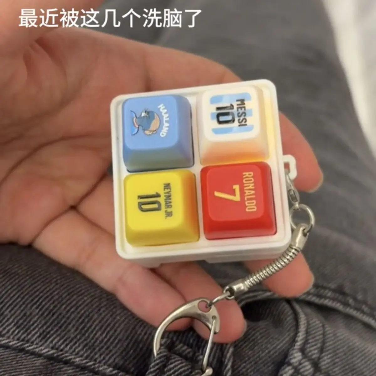 Haaland soccer-themed keychain with siu sound and light-up buttons, toy prank gift, bag charm, fun, best gift - view 3