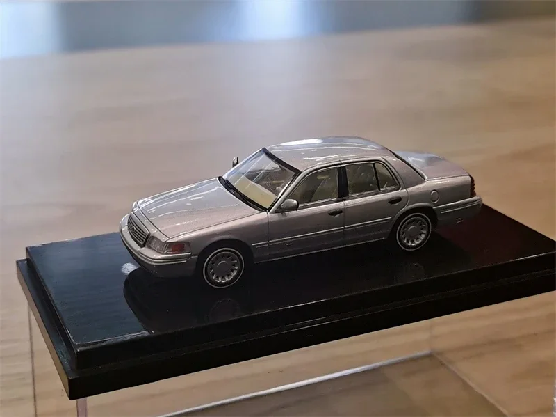 GOC 1:64 Crown Victoria Metallic Silver limited800 Diecast Model Car