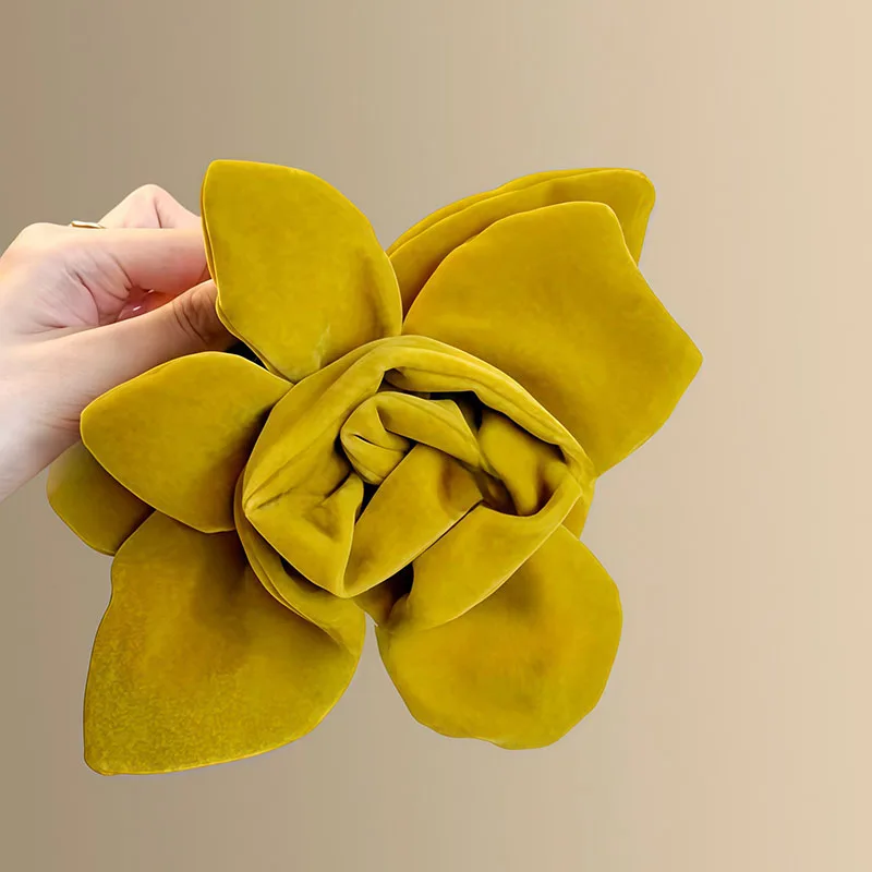 دبوس شعر أنيق باللون الأحمر المخملي على شكل وردة على شكل قرش للنساء، غطاء رأس بمخلب شعر مثالي لإكسسوارات شعر الفتيات المحبة للتجميل