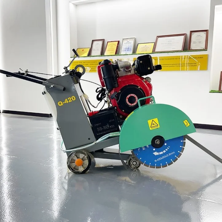 Powerful concrete saw efficient asphalt site 13HP 15cm cutting depth
