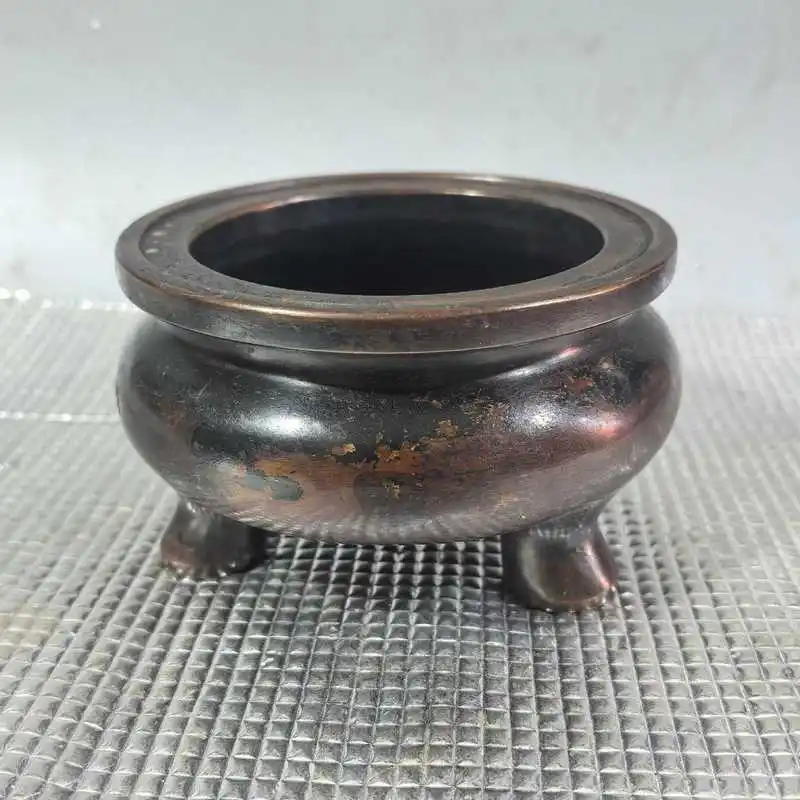 Vintage pure copper three-legged , Xuan De burner, craft ornament with rich patina, home-use incense holde