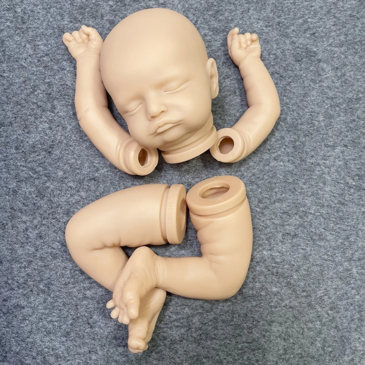 Kit bambola rinata in vinile da 19 pollici Kit bambino fatto a mano Rosalie Reborn Fornitura Kit bambola fai da te Parti di bambola giocattolo con corpo in tessuto