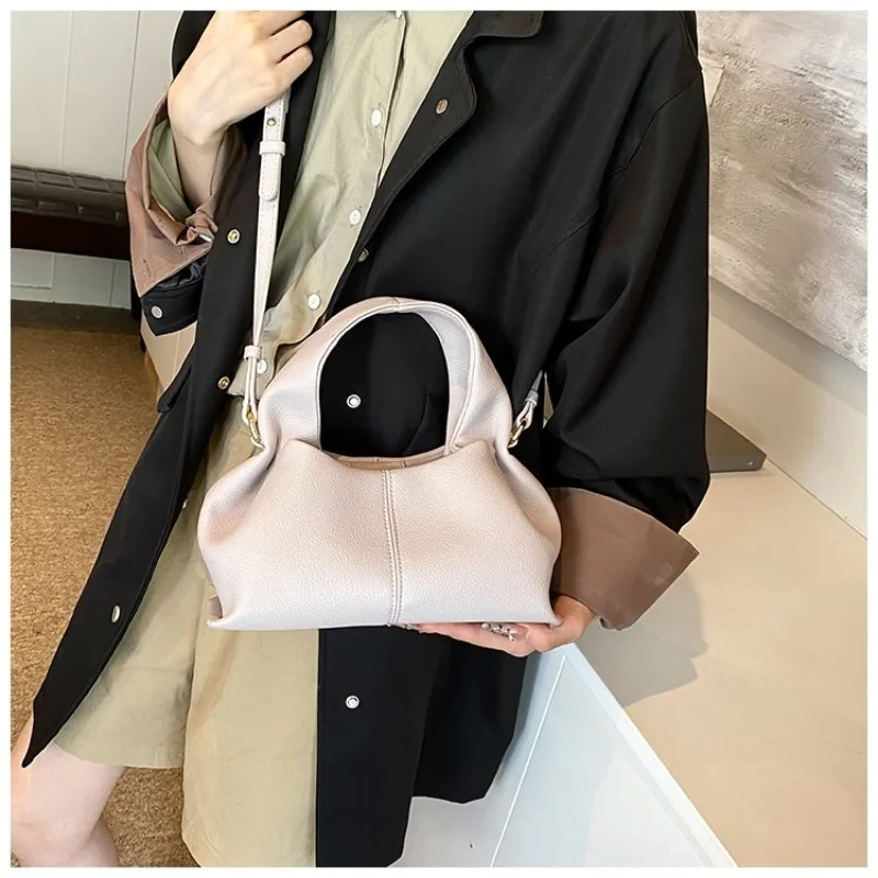Mini-Halbmond-Umhängetasche, kompakt & stilvoll mit Wildleder-Finish und Bärenmotiv, kleine Kapazität für alltägliche Freizeitaktivitäten & Arbeit – Detail 19
