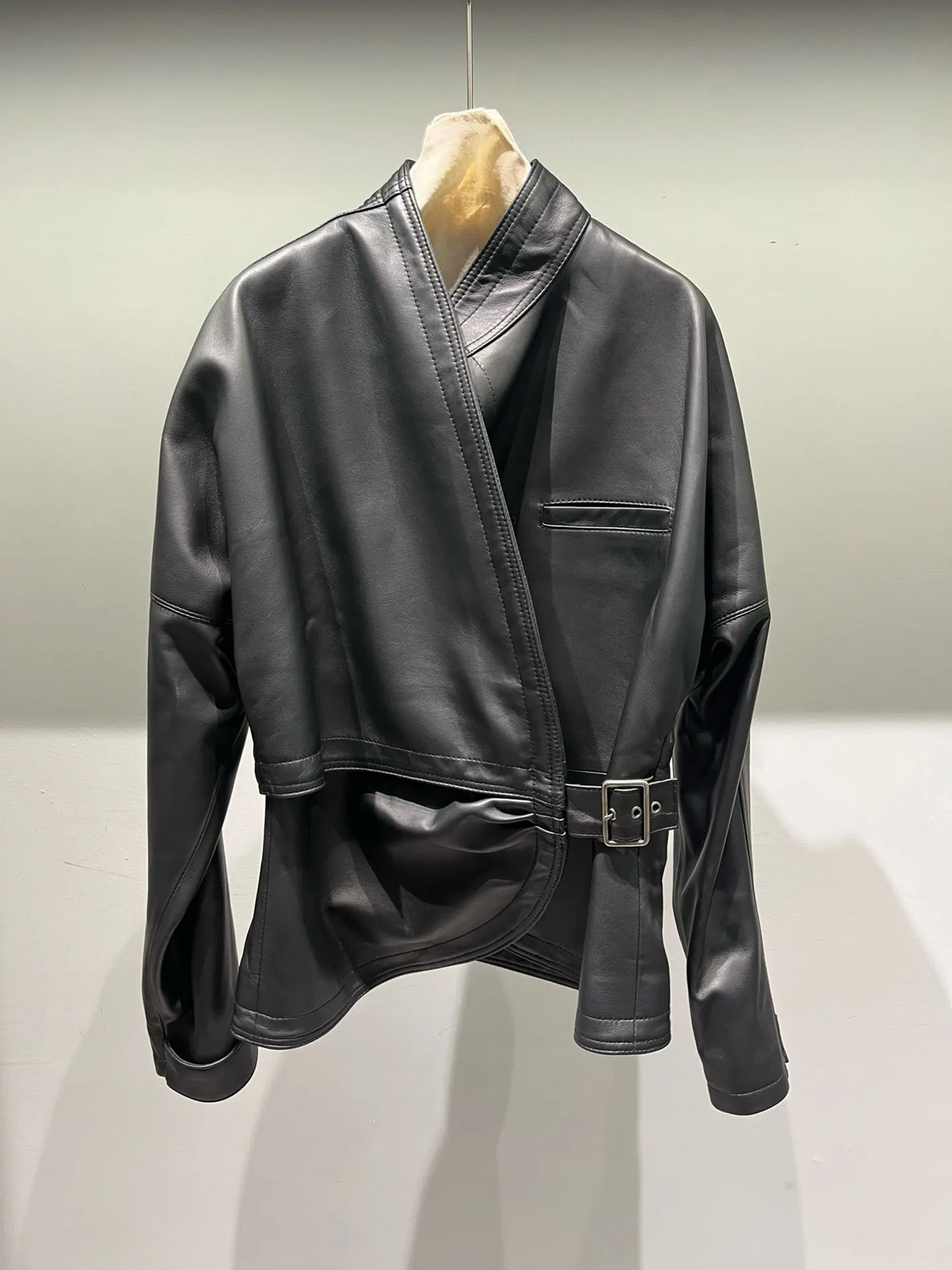 

2026 Spring & Autumn New Elegant Sheepskin Women’s Long Sleeve Outerwear Waist-Binding Eco-Friendly Leather Jacket