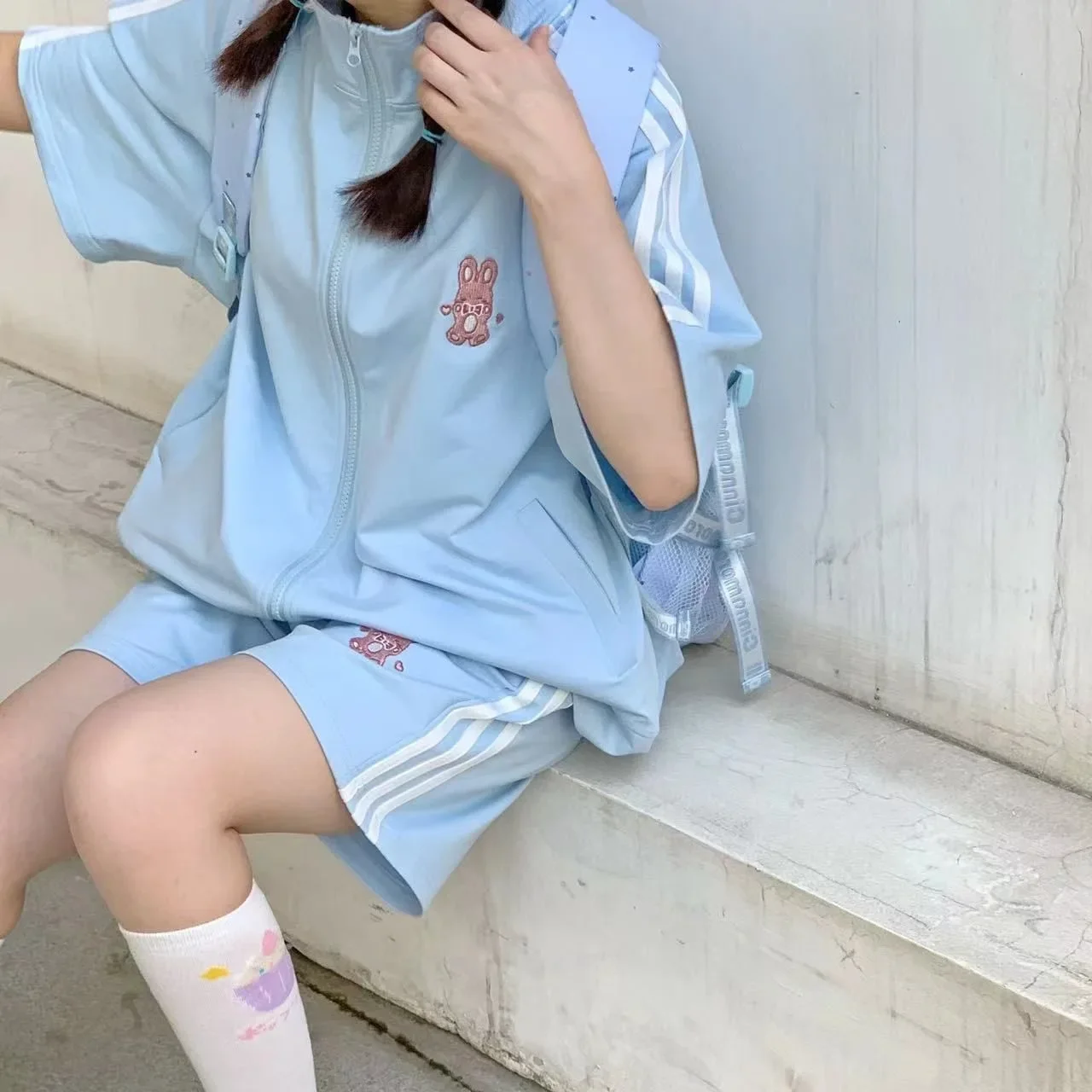 طقم ملابس رياضية كاجوال للنساء صيفي جديد كبير الحجم عصري قصير الأكمام شورت فضفاض للتخسيس مكون من قطعتين مناسب للطلاب