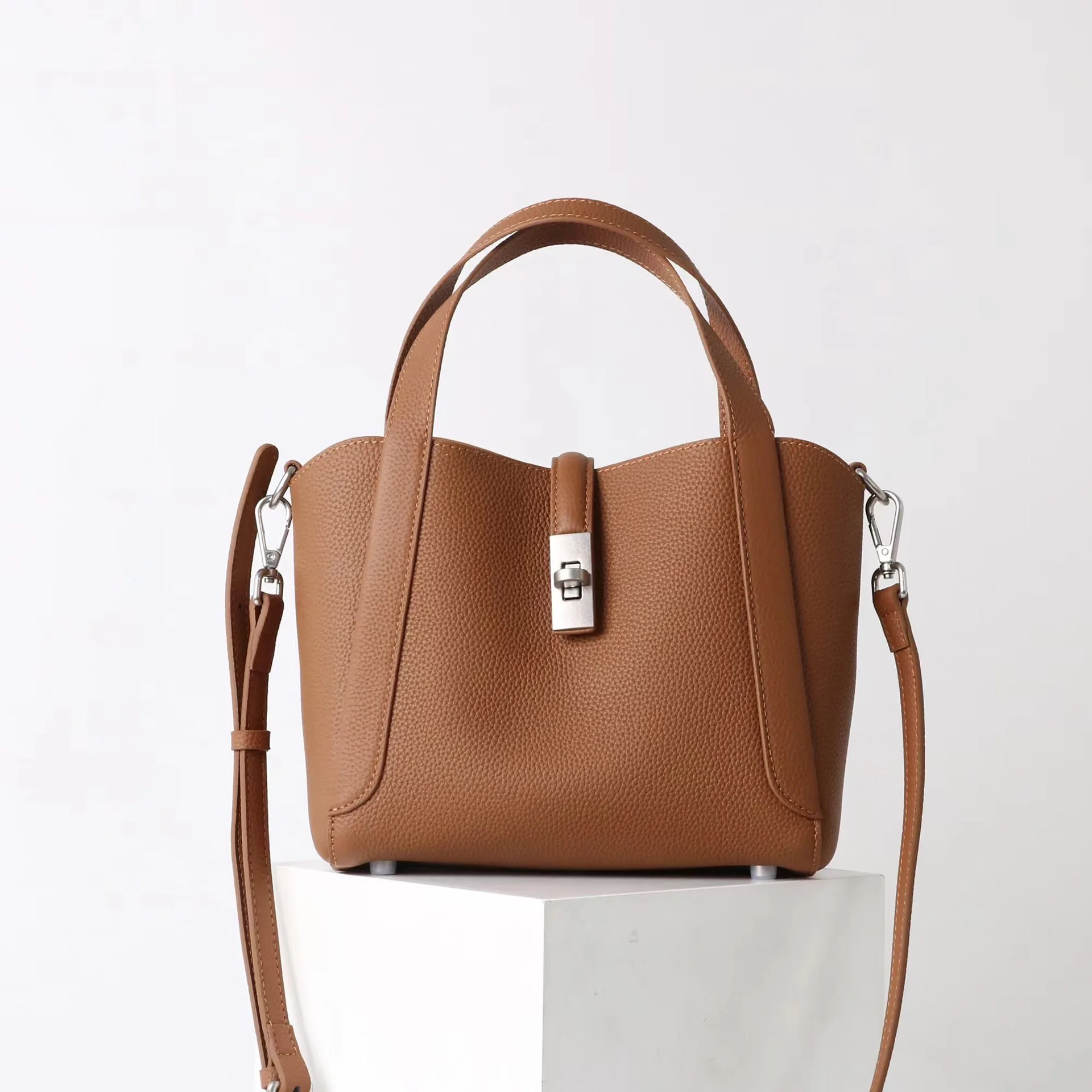 

First layer cowhide women's food basket bag 2025 new niche design simple single-shoulder crossbody bag fashion commuter handbag