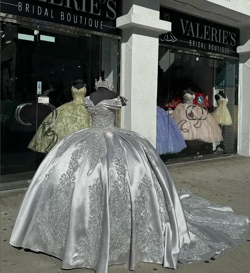 Vestidos De baile plateados De lujo, Vestidos De quinceañera con hombros descubiertos, tren capilla, cristal brillante con cordones, Vestidos De 15 Años personalizados