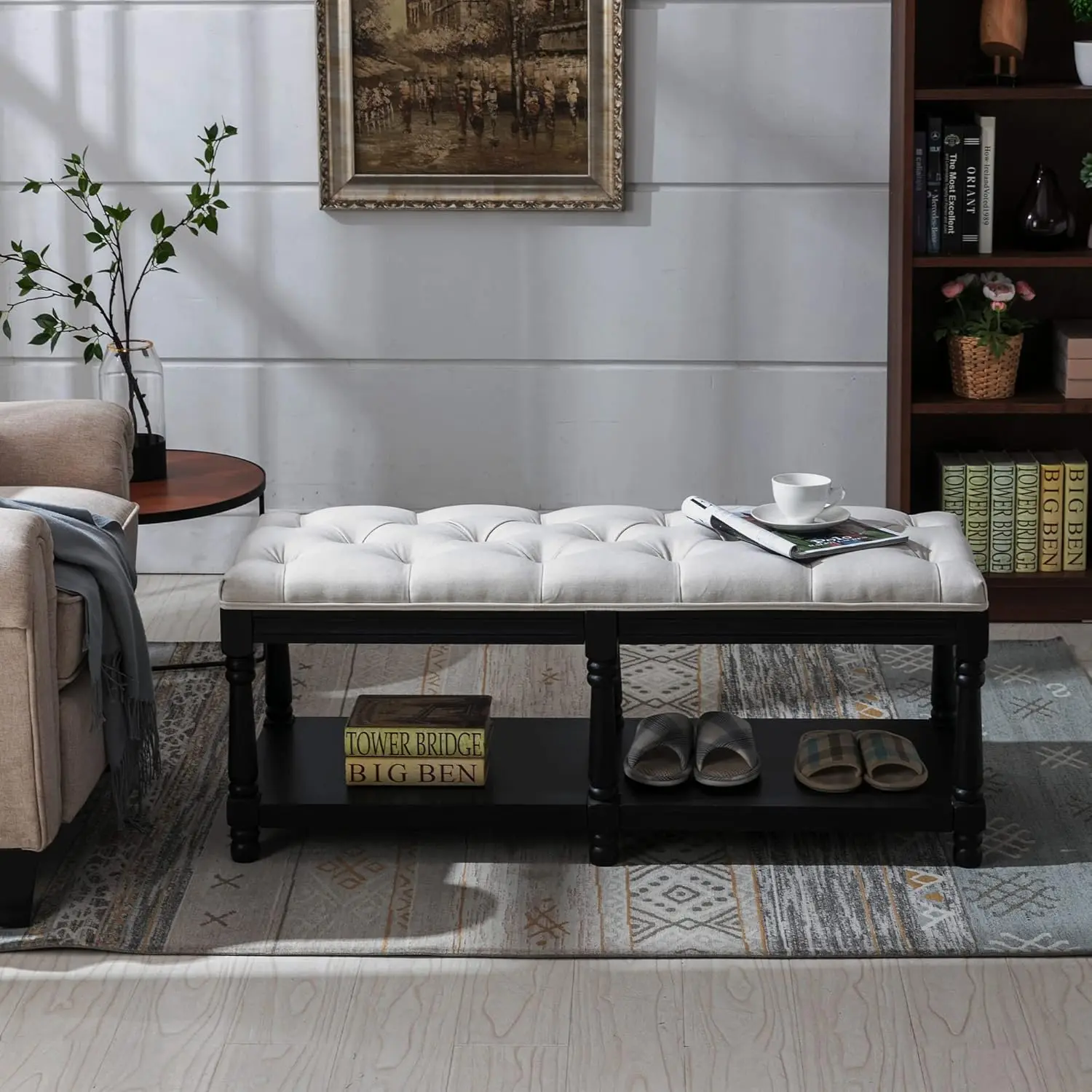 مقعد تخزين منجد بأزرار طويلة جدًا مع رف أحذية خشبي للمدخل وغرفة النوم