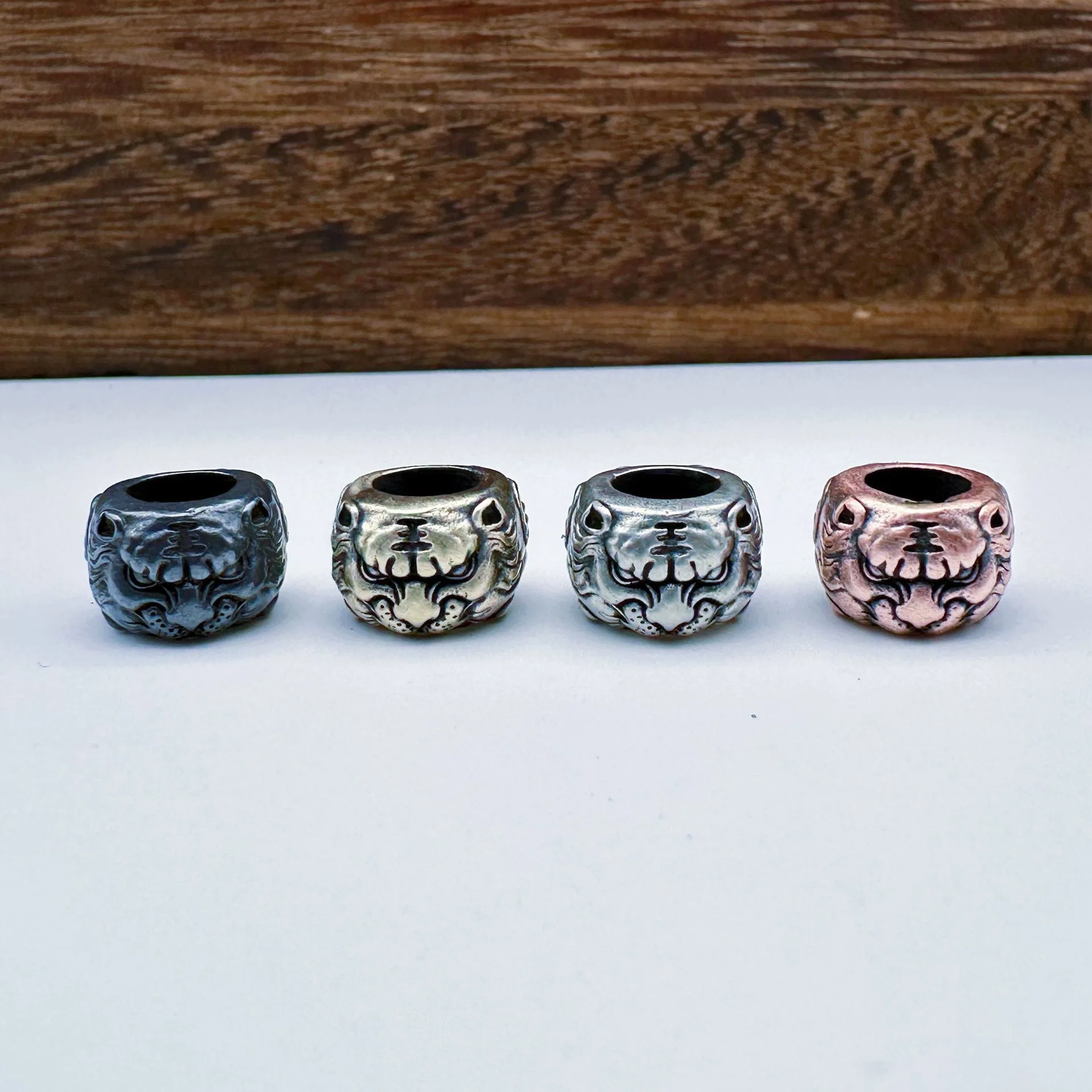 pulseira-com-pingente-de-cabeca-de-tigre-e-contas-planas-em-bronze-e-cobre-com-contas-separadoras-e-pingente-esculpido-ace