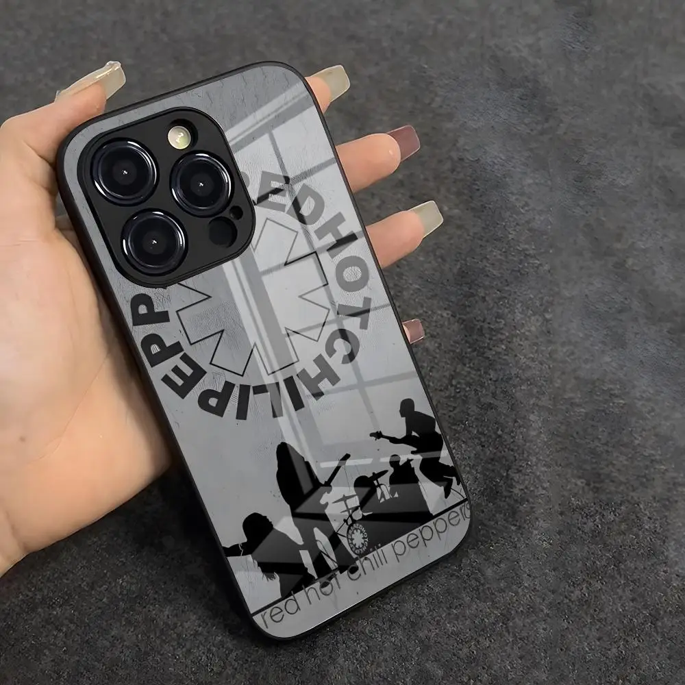 حافظة هاتف ريد هوت تشيلي بي بيبرز باند لهاتف آيفون 17 إير 16 إي برو ماكس 15 14 13 ميني 12 برو 11 ماكس بلس غطاء زجاجي أسود