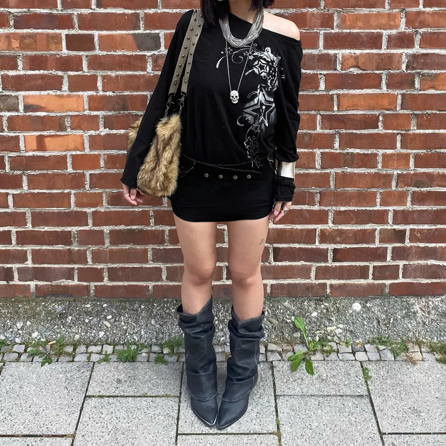 เดรสยาวแขนยาวพิมพ์ลายสไตล์สตรีทดาร์ก คอเฉียง ทรงสั้น สไตล์สาวแซ่บ แต่งชายไม่เท่ากัน