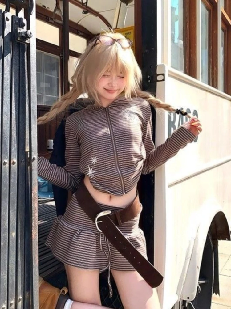 

Американский винтажный полосатый комплект: женский сексуальный шикарный облегающий кардиган с капюшоном + юбка с высокой талией, уличный стиль, комплект из 2 предметов, образ в стиле Y2K