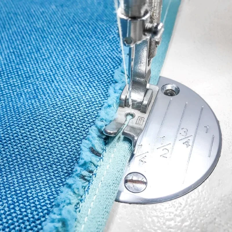 จักรเย็บผ้าแบบแบนอุตสาหกรรมขวาปิดกั้นเท้ากดขอบ; ตีนผีจักรเย็บผ้าแบบแบนด้วยคอมพิวเตอร์สําหรับการเย็บด้านบน