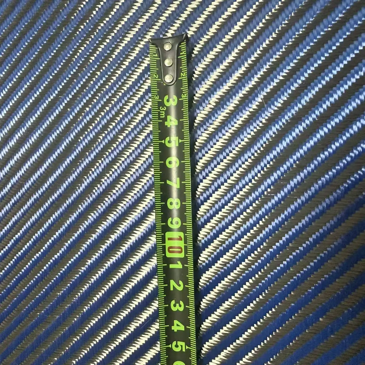 

3K 240gsm 4 × 4 red blue Kevlar and carbon fiber blended twill fabric 40"/100cm，Aramid carbon fiber Kevlar，1m*1m/1m*5m