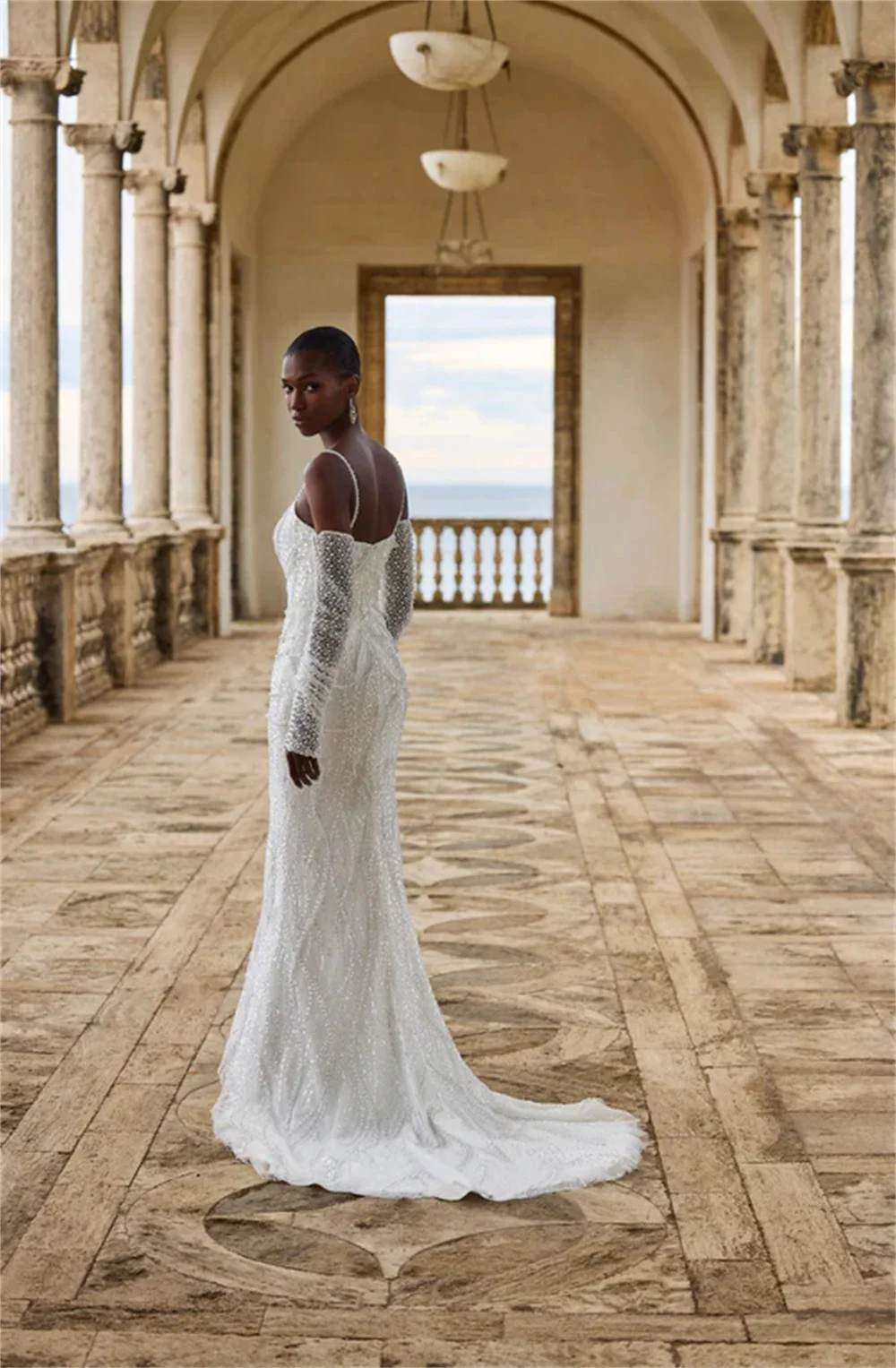 Tokyo Maßgeschneiderte weiße Brautkleider mit Spaghettiträgern, abnehmbaren Ärmeln, Reißverschluss hinten, Brautkleid, A-Linie, Hofschleppe, Brautkleid