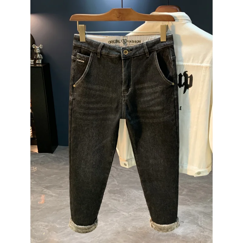 جينز مخملي سميك عالي الجودة للرجال شتوي جديد بنطال ذو قصة ضيقة بأرجل صغيرة، سروال رجالي غير رسمي مقاوم للبرد ودافئ