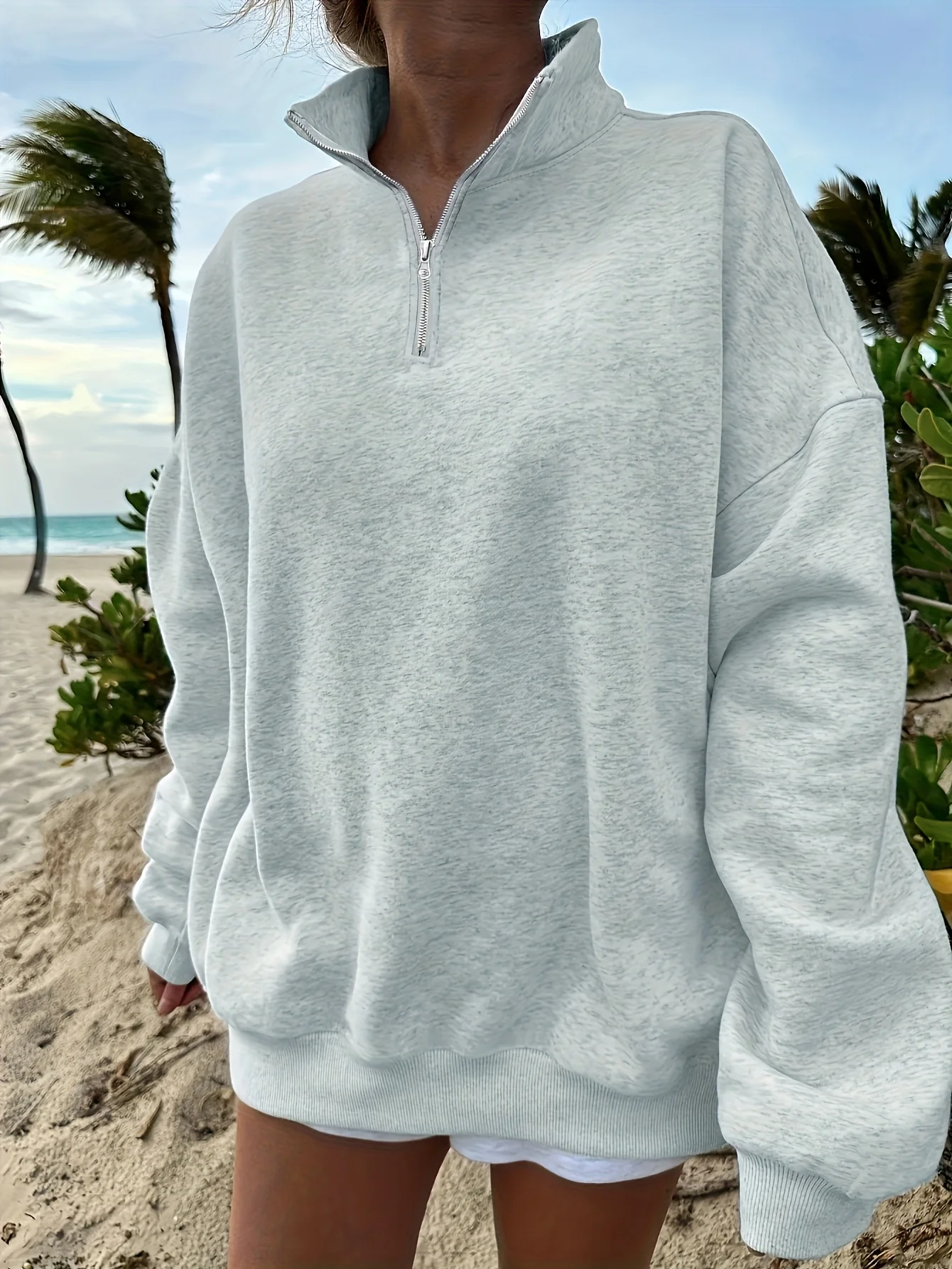 

A solid-colored collar with a zipper design, long sleeves provide warmth and a relaxed feel with a hoodie.
