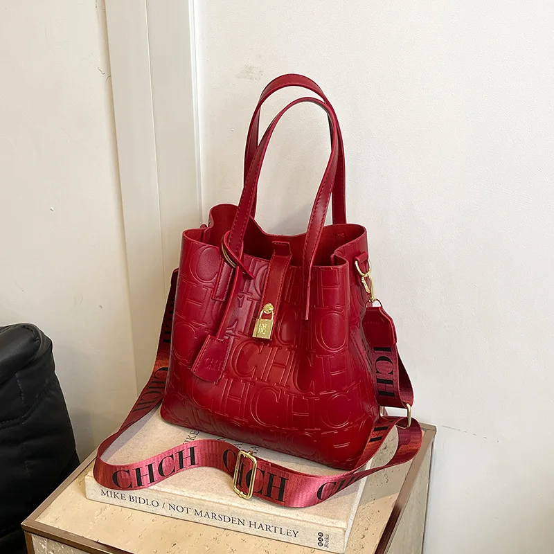 CH ​ 2025 Borsa tote in PU ritagliata da donna nuova con stampa di lettere Borsa a tracolla spaziosa con tracolla per pendolari invernali Chic Versatile ​