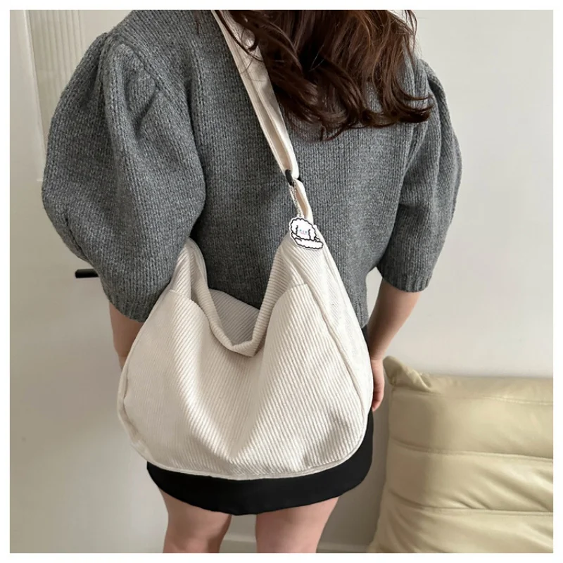 Borsa a tracolla da donna, borsa casual a righe di grande capacità con chiusura a cerniera, graziosa toppa per cappello, perfetta per l'uso quotidiano