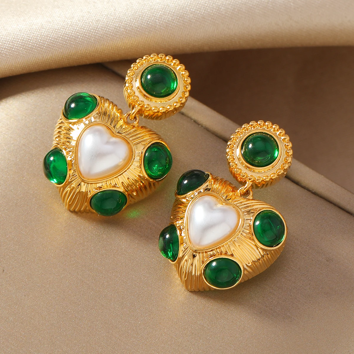 Creative retro heavy industry earrings for women, luxurious and high-end. Geometric styles with imitation pearl flowers and conc