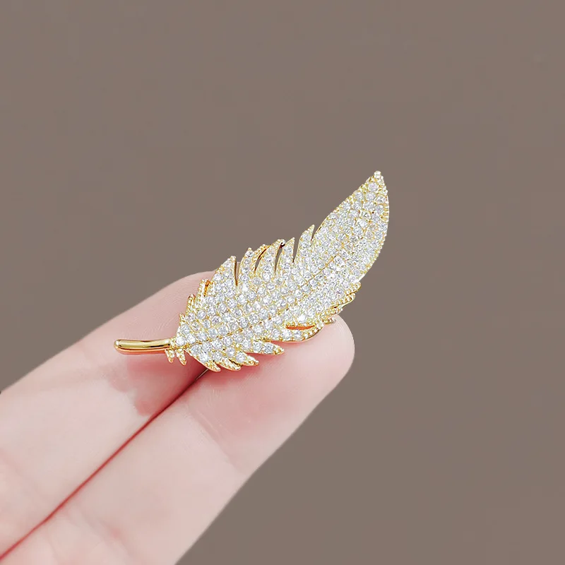 1PCS feather rhinestone boutonnier brooch women high-end temperament chest flower pin trend accessories luxury clothes accessory