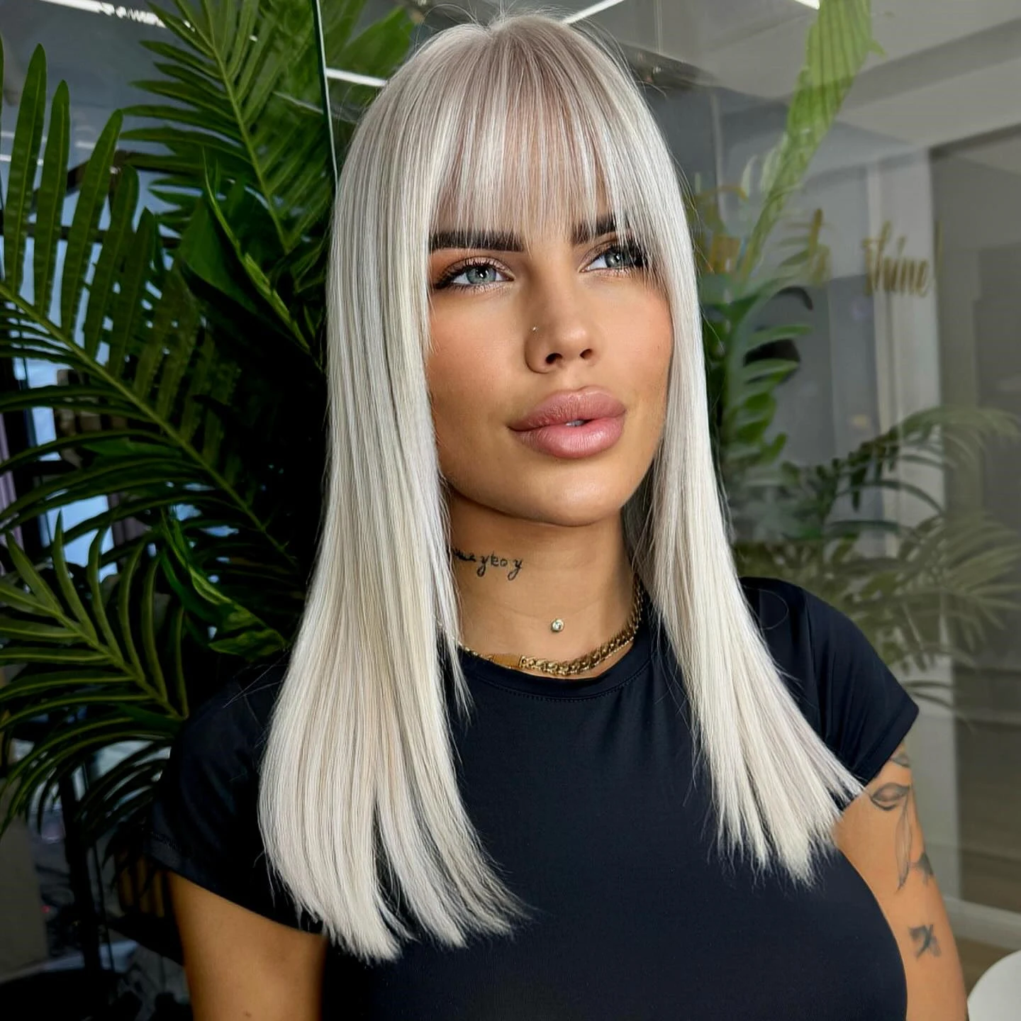 Mittellange Bob-Echthaarperücke mit Pony für Frauen, platinblonde Lace-Frontteil-Perücken, gerade