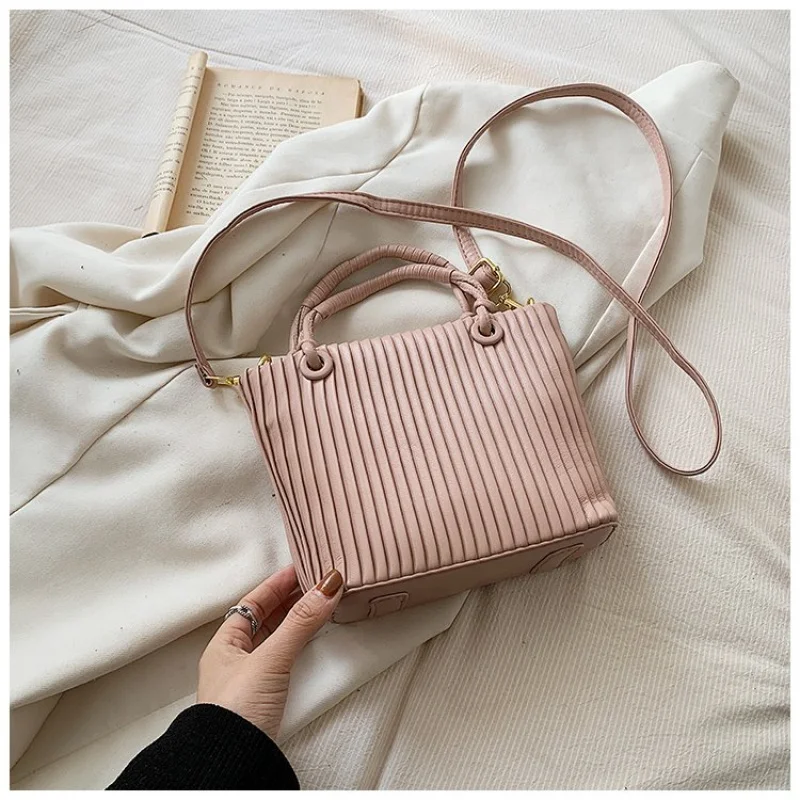 

Elegant Ladies Messenger Bag Made Of Fine Leather Boasting Trendy High-End Look​