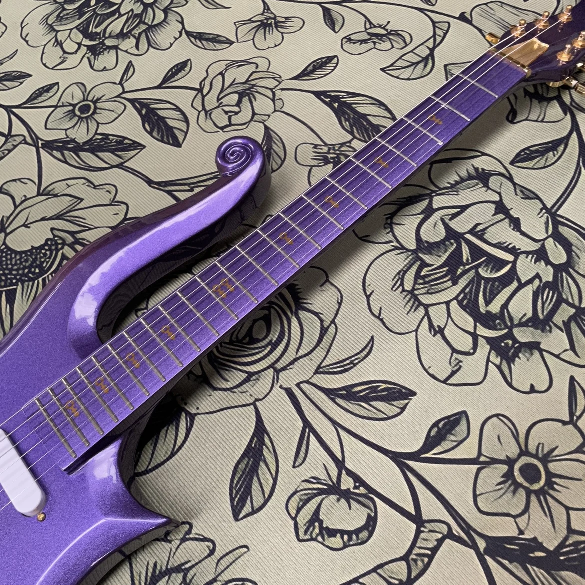 Purple 6-string electric guitar  spiral vortex-shaped body and rosewood fingerboard guitars, beginner-friendly electric guitarra