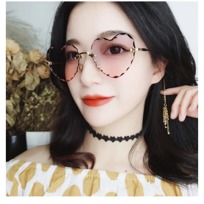 Herzförmige Sonnenbrille für Damen Markendesign Randlose Katzenaugen-Fassung 90er Jahre Brille Klare Gläser Farbverlauf Schattierungen Geschenk